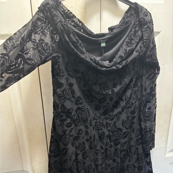 Elegant Black Lace Dress - Picture 1 of 7